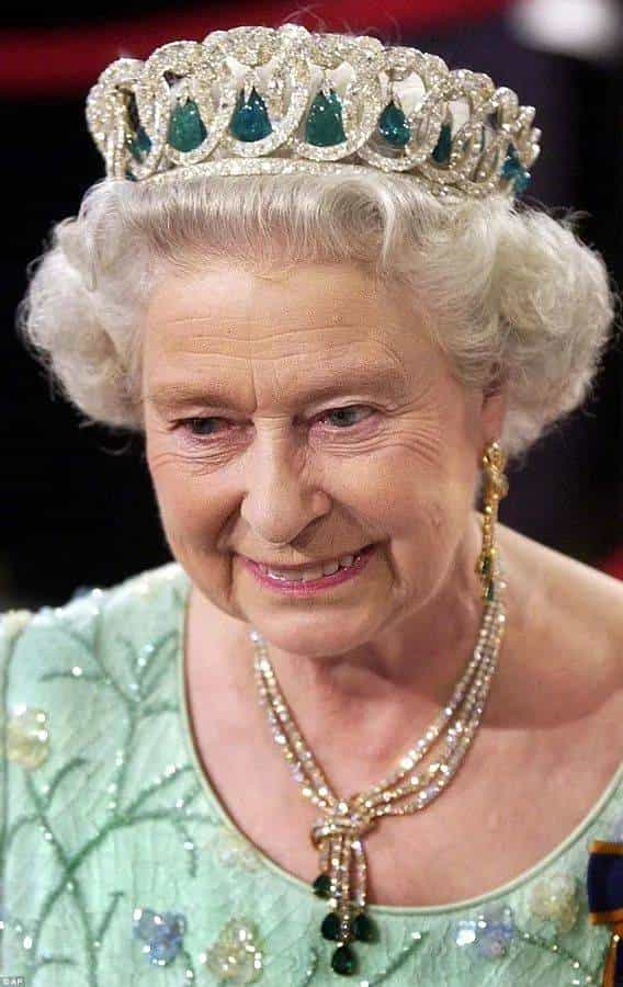 英王室珠宝 国外最贵的十大文物_第10张